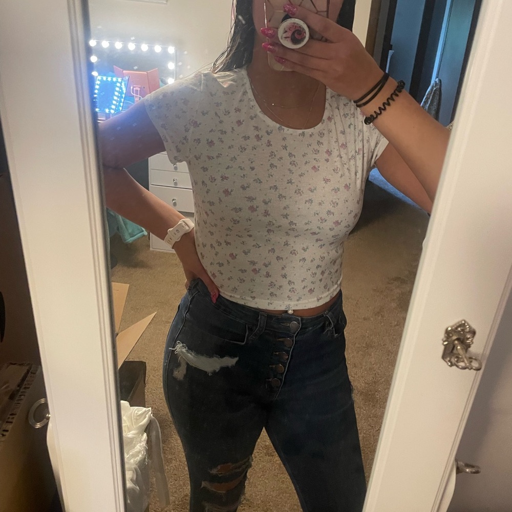 Pink Lily White Fitted Crop T-Shirt. New Without Tags